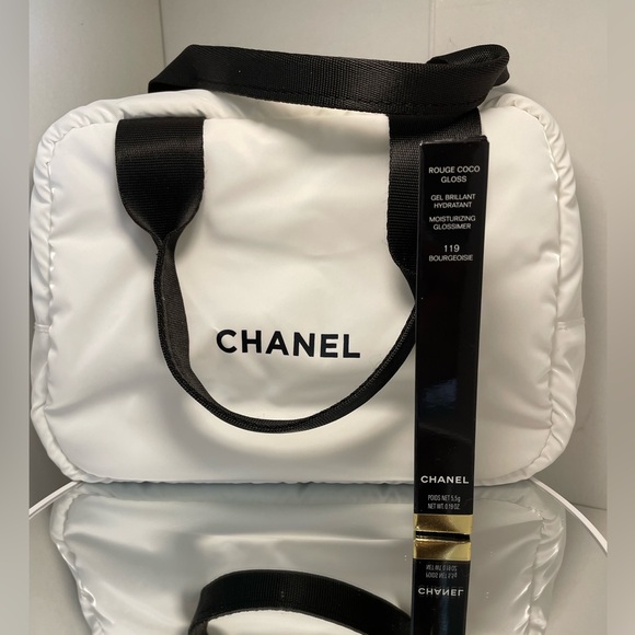 Chanel cosmetic bag and make up - Picture 1 of 6